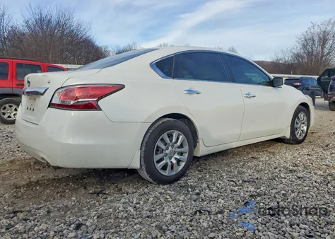 2015 Nissan Altima 2.5 z USA, uszkodzony, nr VIN 1N4AL3AP9FN322193